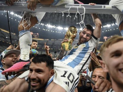 احتفالات الأرجنتين بكأس العالم 2022 ميسي وأجويرو - Getty