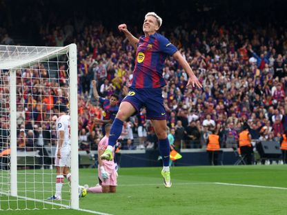 لاعب برشلونة داني أولمو يحتفل بالتسجيل ضد إشبيلية في الدوري الإسباني - 15 مارس 2026 - Reuters