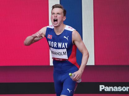 العداء النرويجي كاسبر فارهولم يحتفل بتتويجه بالميدالية الذهبية لسباق 400 متر حواجز بأولمبياد طوكيو - 6 أغسطس 2021 - USA TODAY Sports