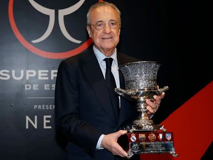 رئيس ريال مدريد فلورنتينو بيريز يحمل كأس السوبر الإسباني - 14 يناير 2024 - realmadrid.com