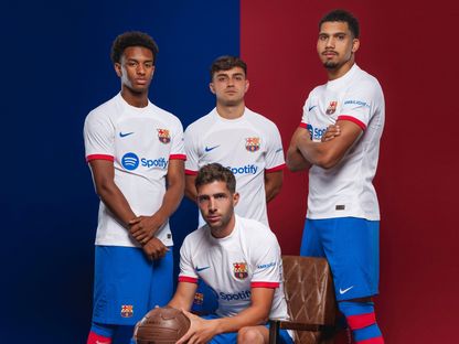 لاعبو برشلونة خلال جلسة تصوير بالقميص الثاني لموسم 2023-2024 - https://twitter.com/FCBarcelona