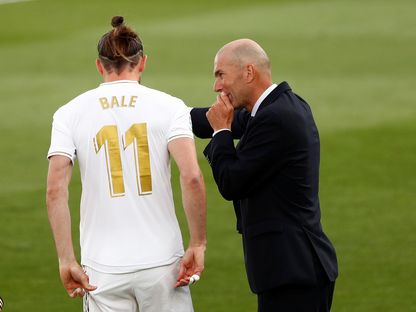 مدرب ريال مدريد زين الدين زيدان (يمين) يتحدث مع اللاعب الويلزي غاريث بيل - REUTERS