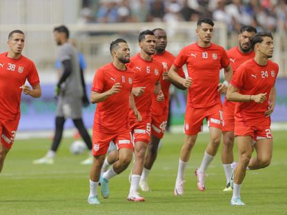 لاعبو شباب بلوزداد قبل انطلاق مباراة المولودية في نهائي كأس الجزائر- 5 يوليو 2024 - FB/@CRB