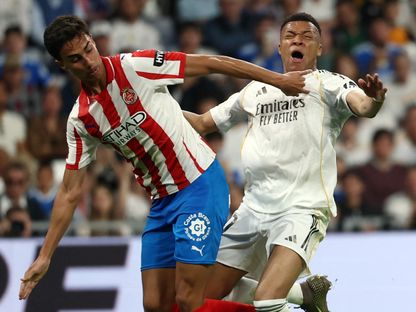 كيليان مبابي يتعرض لضربة بمرفق فيتور ريس في لقاء ريال مدريد وجيرونا بالدوري الإسباني - 10 أبريل 2026 - Reuters