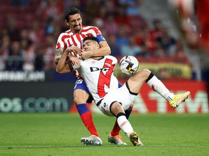 ستيفان سافيتش مدافع أتلتيكو مدريد يتدخل بقوة على رادميل فالكاو لاعب رايو فاييكانو- 19 أكتوبر 2022 - reuters