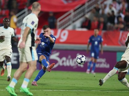 المهاجم البولندي كريستوف بيونتيك يهرب من نغولو كانتي ويسدد في مباراة الدحيل القطري والاتحاد السعودي - 24 نوفمبر 2025 - Al-Duhail/x