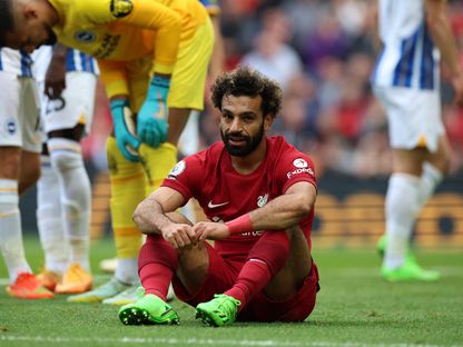 محمد صلاح مهاجم ليفربول يجلس على أرض الملعب خلال مواجهة برايتون - 1 أكتوبر 2022 - REUTERS