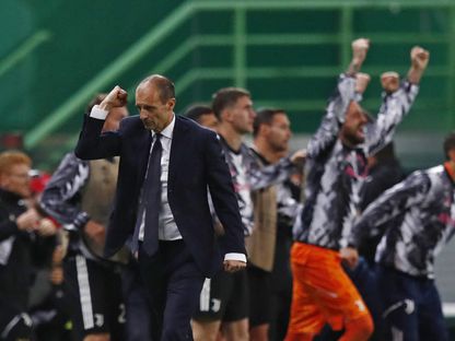 فرحة المدرب أليغري ولاعبي يوفنتوس بالتأهل إلى نصف نهائي الدوري الأوروبي - 20 أبريل 2023 - reuters