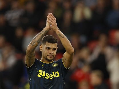 برونو غيمارايش لاعب نيوكاسل يونايتد يحيي الجمهور بعد الفوز الكبير على شيفيلد يونايتد - 24 سبتمبر 2023 - REUTERS