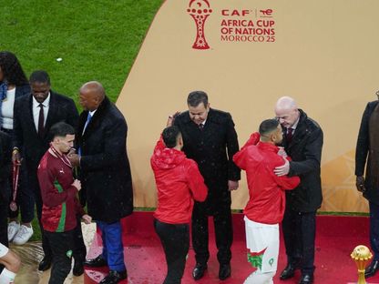 الأمير رشيد شقيق ملك المغرب محمد السادس ورئيس فيفا إنفانتينو مع لاعبي منتخب المغرب خلال مراسم التتويج ببطولة كأس أمم إفريقيا 2025 - 18 يناير 2026 - Reuters