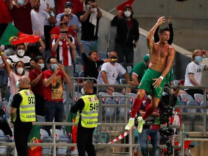 نجم المنتخب البرتغالي كريستيانو رونالدو يحتفل بعد تسجيله هدفاً في شباك جمهورية إيرلندا - 1 سبتمبر 2021 - REUTERS