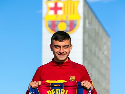 لاعب برشلونة الشاب الإسباني بيدري في صورة تذكارية عند انضمامه إلى الفريق عام 2020 - TWITTER/@FCBarcelona