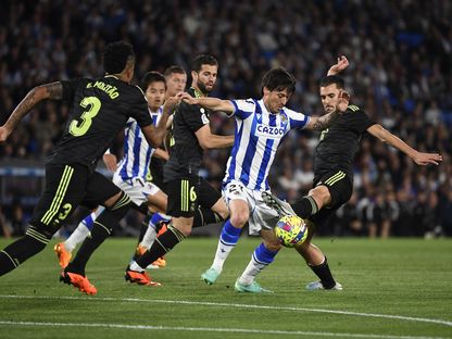 دافيد سيلفا لاعب ريال سوسيداد بين لاعبي ريال مدريد - AFP