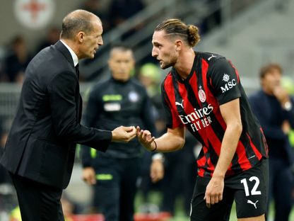 أدريان رابيو خلال مواجهة فريقه ميلان ونابولي في الدوري الإيطالي - 28 سبتمبر 2025 - REUTERS