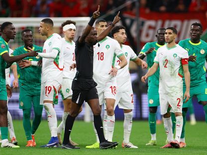 جان جاك ندالا حكم نهائي كأس أمم إفريقيا خلال إعلان ركلة جزاء لصالح المغرب أمام السنغال - 18 يناير 2026 - Reuters