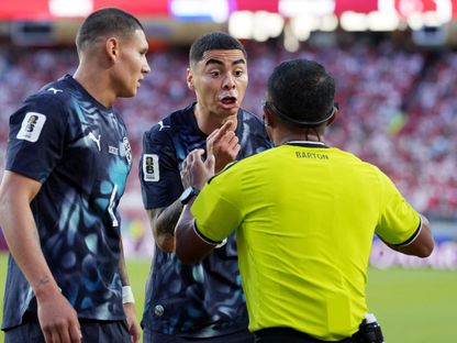 ميغيل ألميرون يخاطب الحكم إيفان بارتون خلال مباراة تركيا وباراغواي بكأس العالم - 20 يونيو 2026 - Reuters