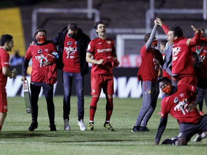 لاعبو "ليفركوزن" يحتفلون بوصولهم إلى نهائي كأس ألمانيا  - REUTERS