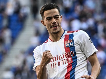 رومان فيفر لاعب ليون السابق يحتفل بهدفه في مواجهة بوردو - 17 أبريل 2022 - AFP