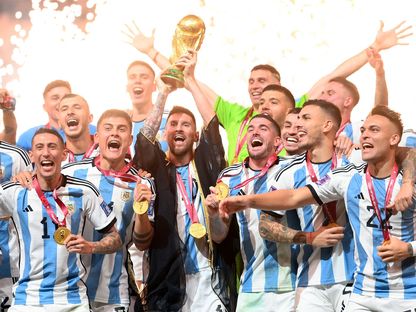 ميسي يحتفل بلقب كأس العالم رفقة رفاقه في منتخب الأرجنتين - 18 ديسمبر 2022 - Getty Images