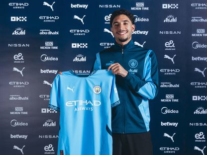 عمر مرموش يحمل قميصاً لمانشستر سيتي بعد انضمامه للنادي - 23 يناير 2025 - X/@ManCity