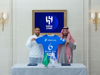 البرازيلي ريناد لودي يحمل قميص فريقه الجديد الهلال السعودي - 17 يناير 2024 - X/Alhilal_FC