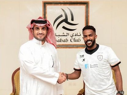 نجم فريق الشباب الجديد نواف العابد يصافح رئيس النادي خالد البلطان - الموقع الرسمي لنادي الشباب السعودي على تويتر