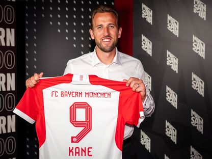 هاري كين يحمل قميص بايرن ميونيخ بعد انضمامه للنادي - 12 أغسطس 2023 - Twitter/@HKane