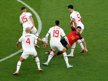 لاعبو المنتخب المغربي يطوقون نجم بلجيكا هازارد - Reuters