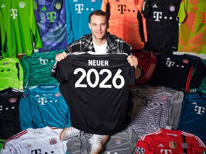 مانويل نوير حارس مرمى بايرن ميونيخ بعد تمديد عقده حتى 2026 - 3 فبراير 2025 - X/@FCBayernEN