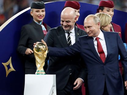 الرئيس الروسي فلاديمير بوتين في نهائي مونديال روسيا 2018 رفقة رئيس فيفا جياني إنفانتينو - REUTERS