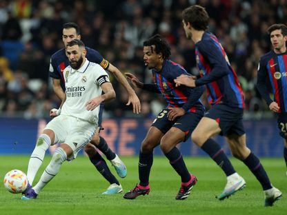 لاعبو برشلونة يحاصرون كريم بنزيما لاعب ريال مدريد خلال مواجهة الفريقين في كأس ملك إسبانيا - 2 مارس 2023 - REUTERS