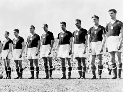 المنتخب المجري قبل المباراة ضد ألمانيا الغربية في الدور الأول من مونديال سويسرا - 20 يونيو 1954 - AFP
