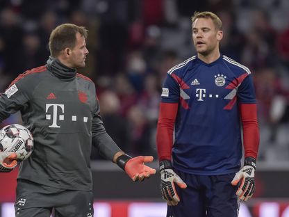 مانويل نوير رفقة مدرب حراس المرمى السابق في بايرن ميونيخ توني تابالوفيتش - TWITTER/@FCBayernEN