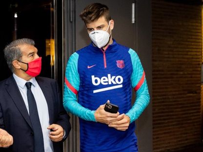 مدافع برشلونة جيرارد بيكيه في حديث جانبي مع رئيس النادي جوان لابورتا  - culemania.com
