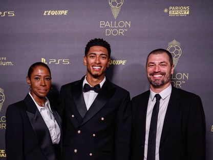 الإنجليزي جود بيلينغهام لاعب ريال مدريد رفقة والديه في حفل جائزة الكرة الذهبية - x/@theMadridZone