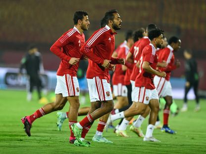 لاعبو الأهلي المصري في عملية الإحماء - twitter/AlAhly