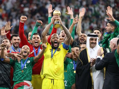 لاعبو المنتخب الجزائري يحتفلون بلقب كأس العرب - REUTERS