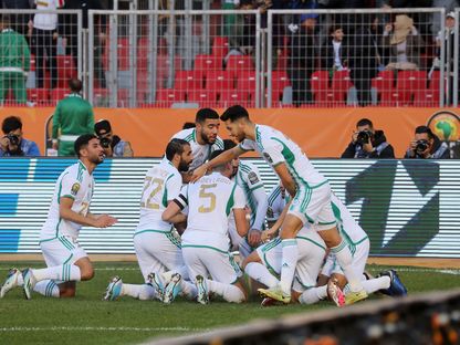 لاعبو الجزائر يحتفلون بعد تسجيل أحد الأهداف في شباك النيجر في مباراة نصف نهائي كأس إفريقيا للمحليين - 31 يناير 2023 - https://twitter.com/LesVerts/