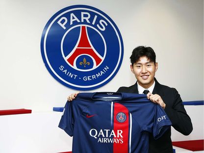 لي كانغ إن يحمل قميص باريس سان جيرمان بعد التوقيع مع النادي حتى 2028 - 8 يوليو 2023 - psg.fr