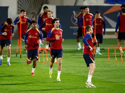 لاعبو برشلونة خلال حصة تدريبية قبل نهائي كأس السوبر الإسباني في الرياض - 13 يناير 2024 - Reuters