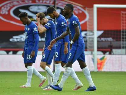  لاعبو تشيلسي يغادرون الملعب بعد مباراة  في الدوري الإنجليزي الممتاز أمام شيفيلد يونايتد.  - AFP