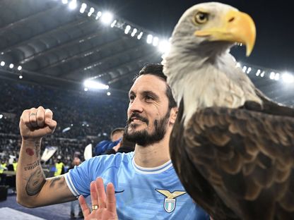 نسر لاتسيو بعد الفوز على ميلان 4-0 في الدوري الايطالي 24-1-2023 - رويترز