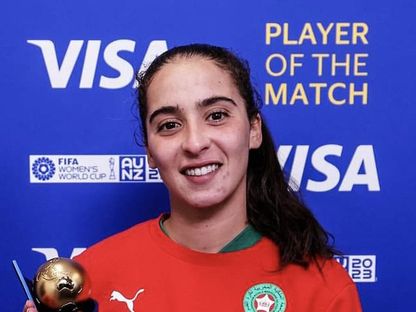 لاعب المنتخب المغربي أنيسة لحمري تحمل جائزة أفضل لاعبة خلال مباراة بكولومبيا في كأس العالم - 3 أغسطس 2023 - Reuters