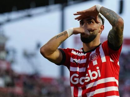 احتفال لاعب جيرونا فالنتين كاستيلانوس بتسجيل هدف في مرمى إلتشي بالدوري الإسباني - 16 أبريل 2023  - Reuters
