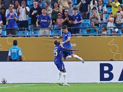 بيدرو نيتو يحتفل مع مويسيس كايسيدو بتسجيله هدفاً لتشيلسي في مرمى بنفيكا بكأس العالم للأندية - 28 يونيو 2025 - Reuters