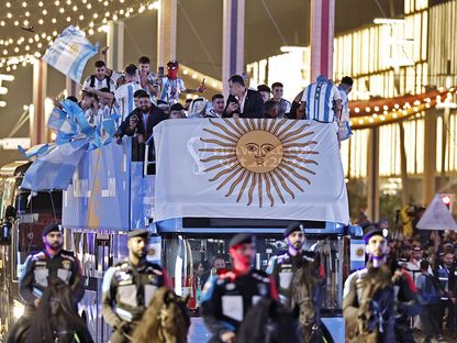 لاعبو الأرجنتين يحتفلون في حافلة بالدوحة بعد فوزهم بكأس العالم - 19 ديسمبر 2022 - Reuters 