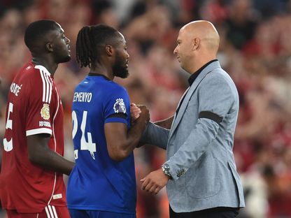 مهاجم بورنموث أنطوان سيمينيو مع مدرب ليفربول آرني سلوت بعد مباراة بين الناديين - 15 أغسطس 2025 - Reuters