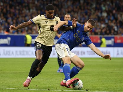 لاعب برشلونة ماركوس راشفورد وليندر ديندونكر لاعب ريال أوفييدو في مواجهة الفريقين بالدوري الإسباني - 25 سبتمبر 2025 - Reuters