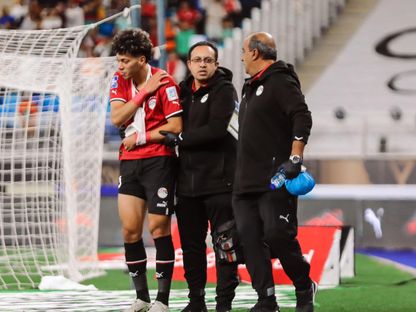 إمام عاشور يغادر الملعب رفقة الجهاز الطبي لمنتخب مصر بعد إصابته أمام نيوزيلندا - facebook/efasocial