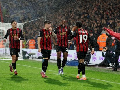 لاعبو بورنموث يحتفلون بهدفهم الثاني في مرمى فولهام بالدوري الإنجليزي الممتاز - 3 أكتوبر 2025 - Reuters